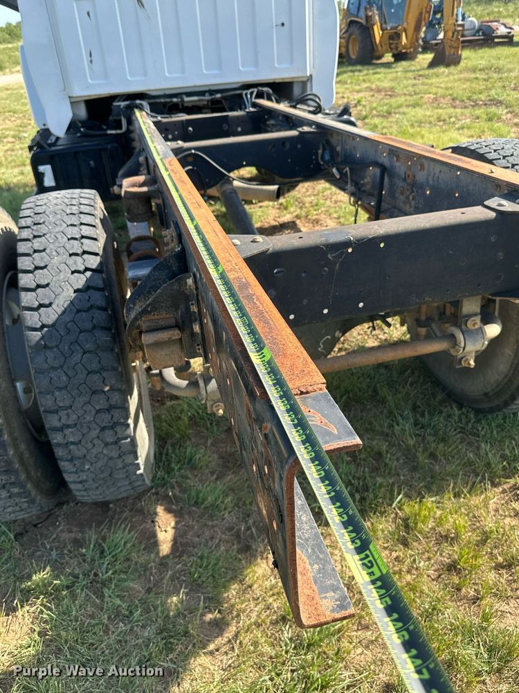 image for item DH8574 2005  Chevrolet C6500  truck cab and chassis