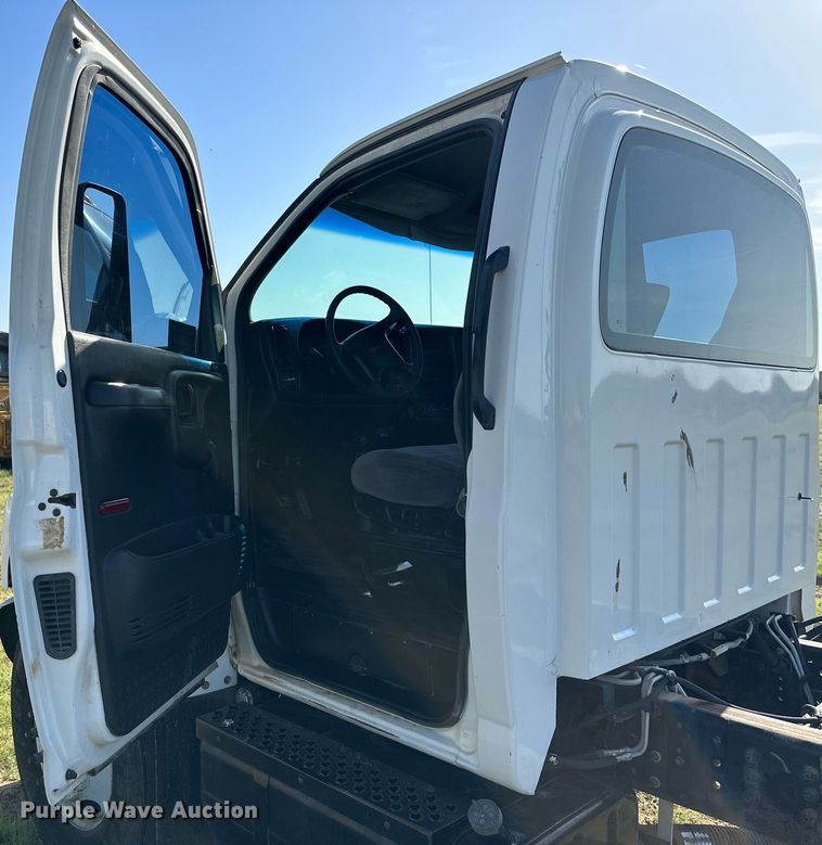image for item DH8574 2005  Chevrolet C6500  truck cab and chassis
