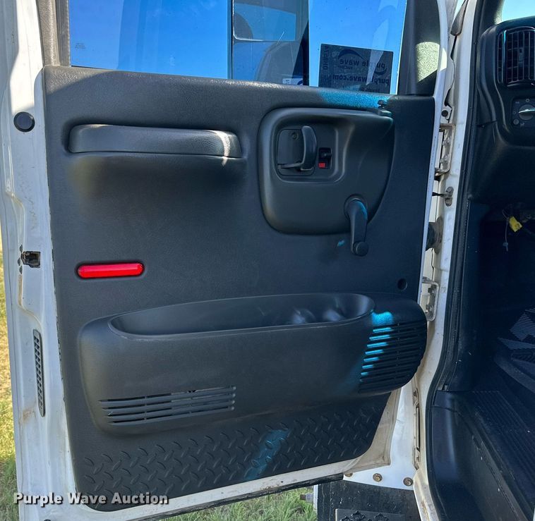 image for item DH8574 2005  Chevrolet C6500  truck cab and chassis