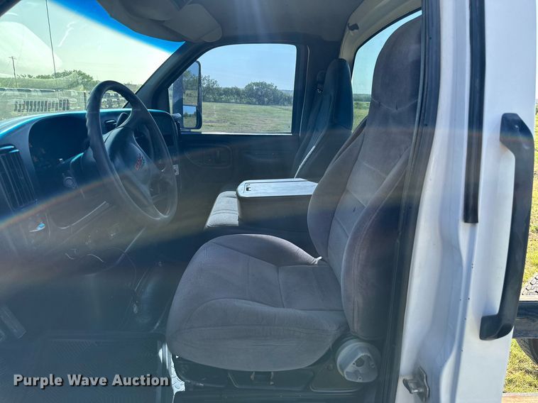 image for item DH8574 2005  Chevrolet C6500  truck cab and chassis