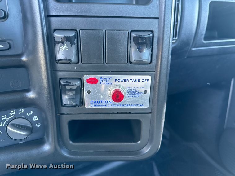 image for item DH8574 2005  Chevrolet C6500  truck cab and chassis