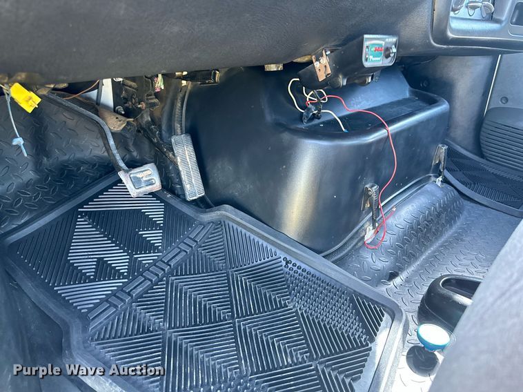 image for item DH8574 2005  Chevrolet C6500  truck cab and chassis