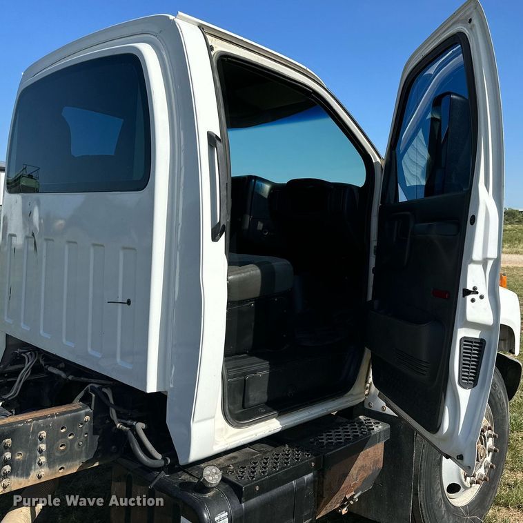 image for item DH8574 2005  Chevrolet C6500  truck cab and chassis