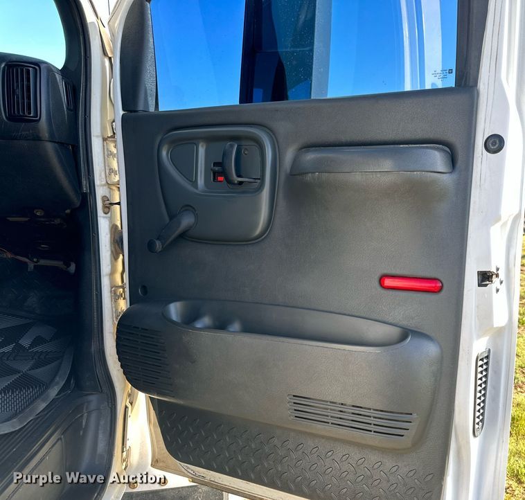 image for item DH8574 2005  Chevrolet C6500  truck cab and chassis