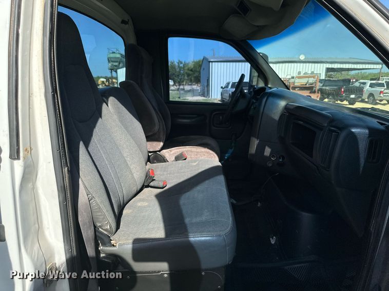 image for item DH8574 2005  Chevrolet C6500  truck cab and chassis