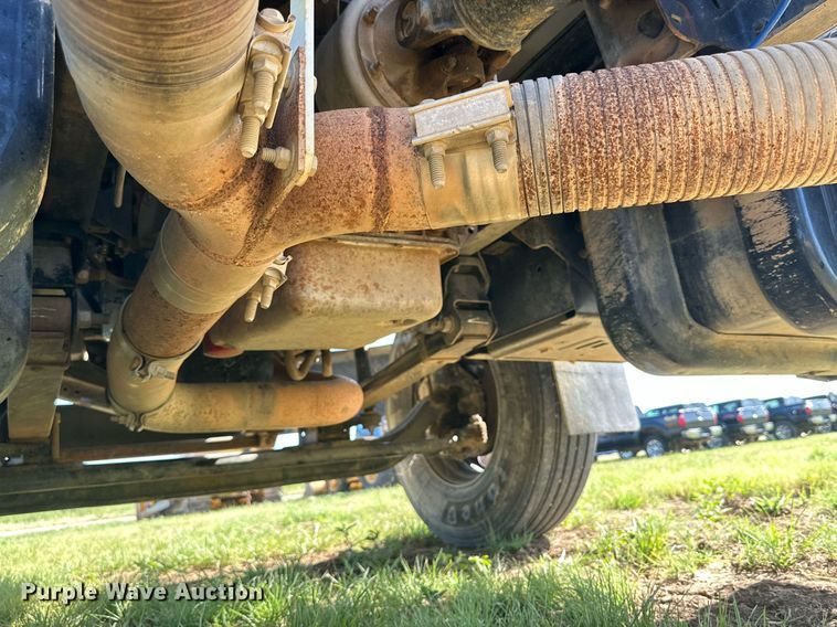 image for item DH8574 2005  Chevrolet C6500  truck cab and chassis