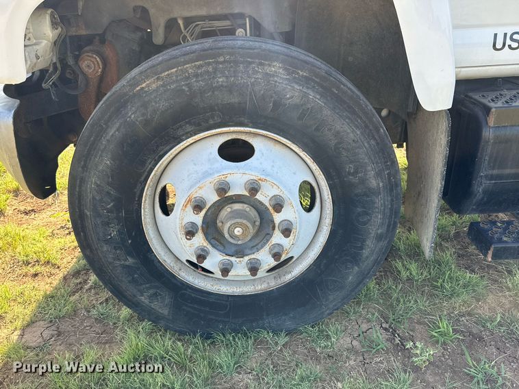 image for item DH8574 2005  Chevrolet C6500  truck cab and chassis