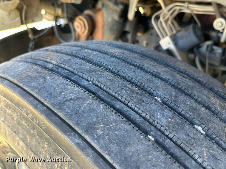 image for item DH8574 2005  Chevrolet C6500  truck cab and chassis