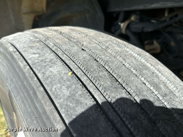 image for item DH8574 2005  Chevrolet C6500  truck cab and chassis