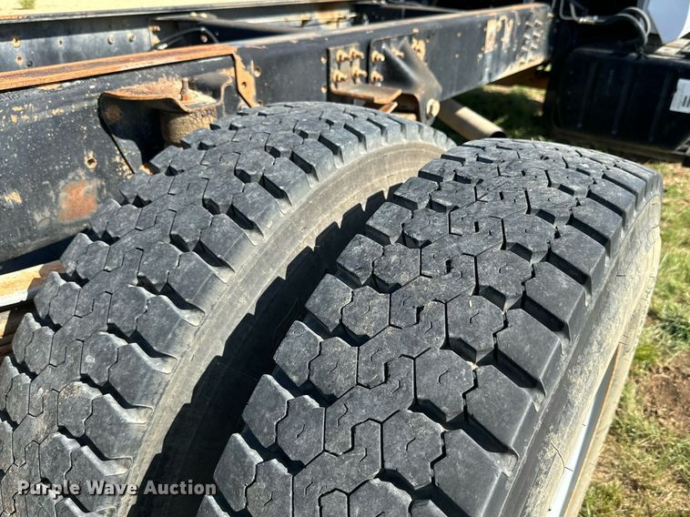 image for item DH8574 2005  Chevrolet C6500  truck cab and chassis