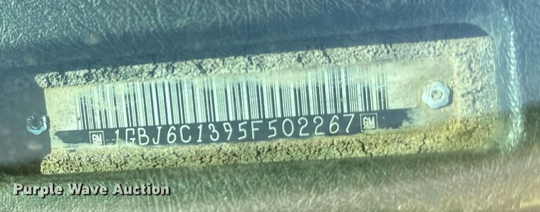 image for item DH8574 2005  Chevrolet C6500  truck cab and chassis