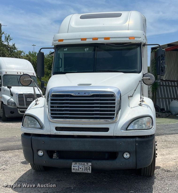 image for item DI8742 2007 Freightliner Columbia  semi truck