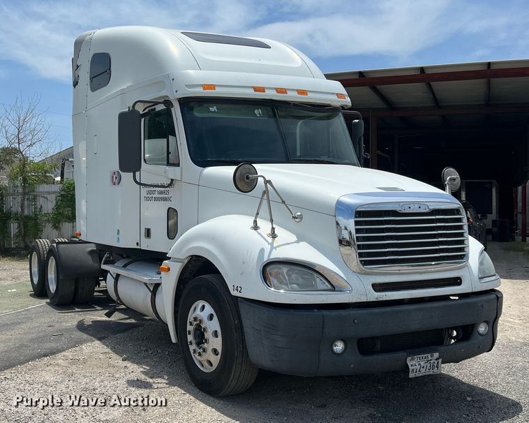 image for item DI8742 2007 Freightliner Columbia  semi truck