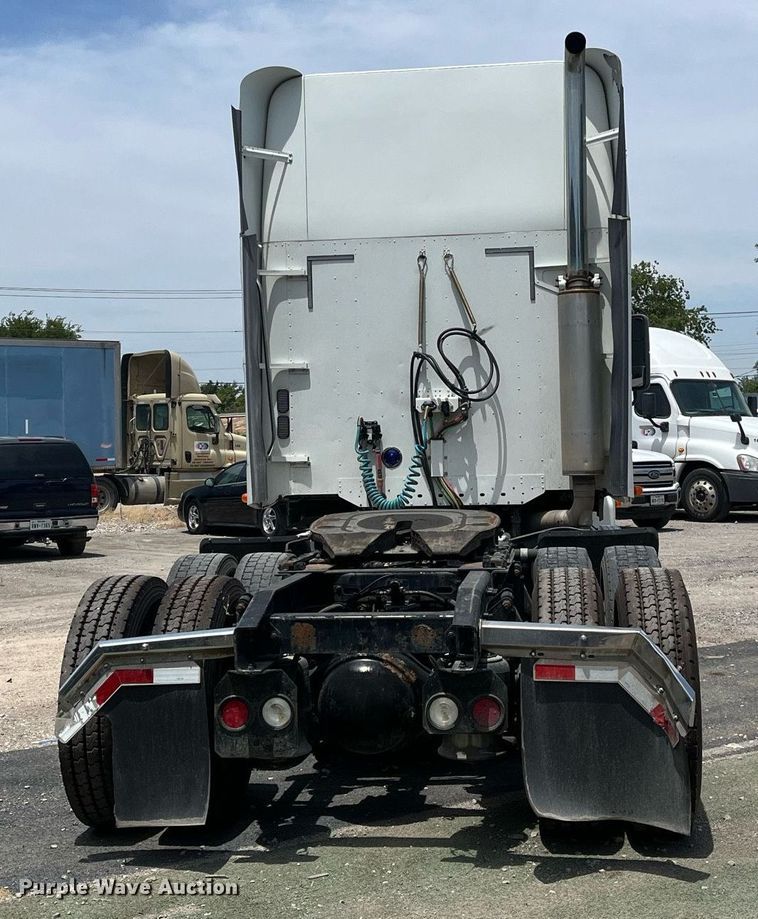 image for item DI8742 2007 Freightliner Columbia  semi truck