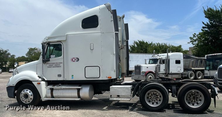 image for item DI8742 2007 Freightliner Columbia  semi truck