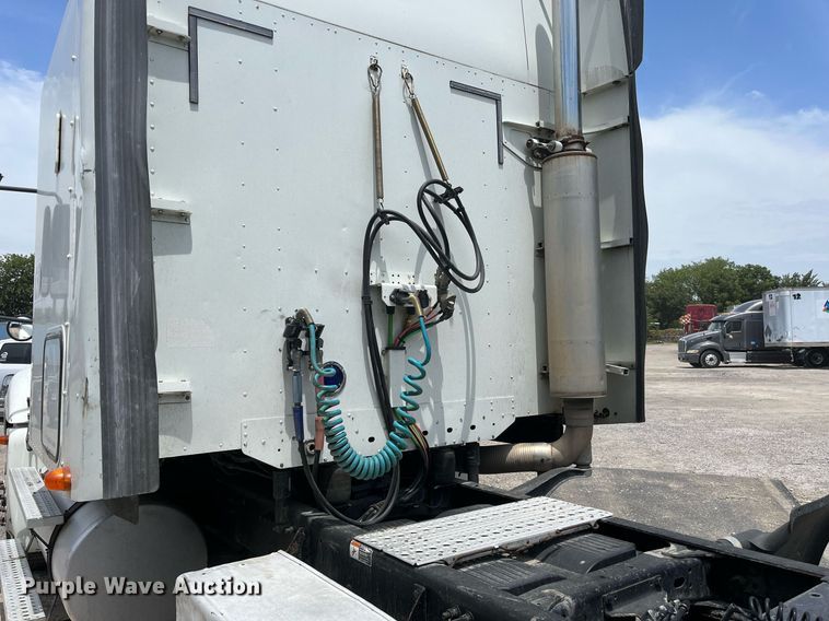 image for item DI8742 2007 Freightliner Columbia  semi truck