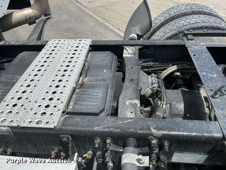 image for item DI8742 2007 Freightliner Columbia  semi truck