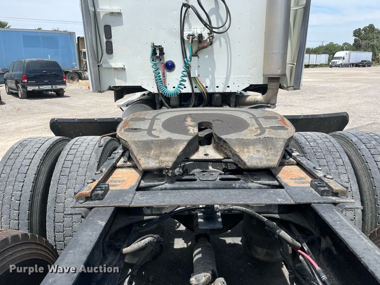 image for item DI8742 2007 Freightliner Columbia  semi truck