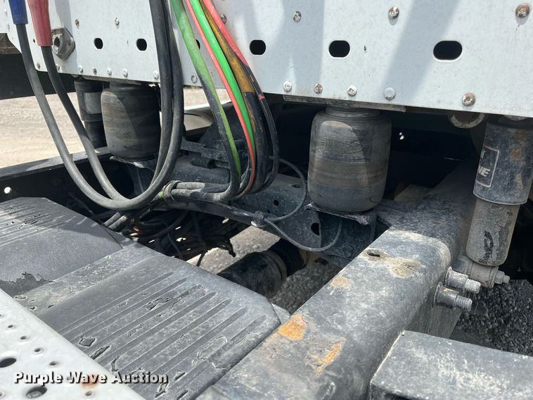 image for item DI8742 2007 Freightliner Columbia  semi truck