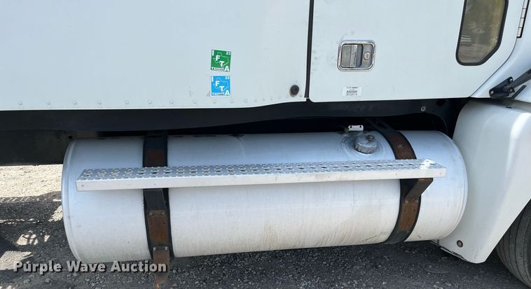 image for item DI8742 2007 Freightliner Columbia  semi truck