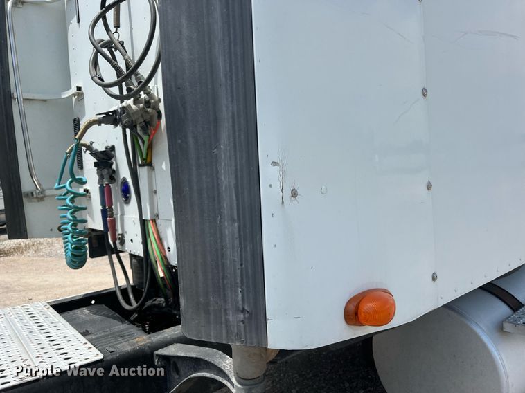 image for item DI8742 2007 Freightliner Columbia  semi truck