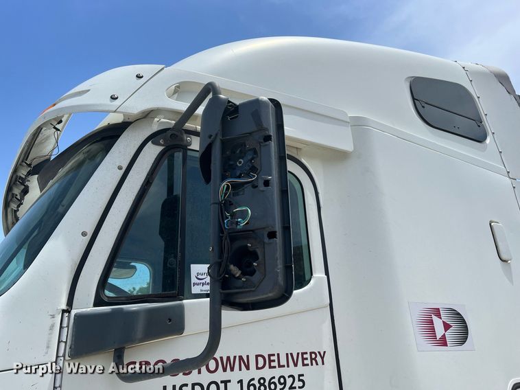 image for item DI8742 2007 Freightliner Columbia  semi truck