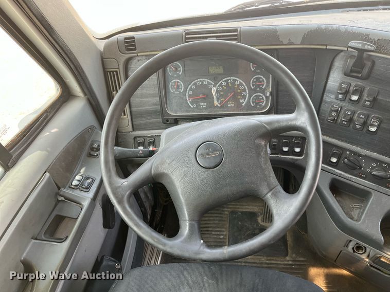 image for item DI8742 2007 Freightliner Columbia  semi truck