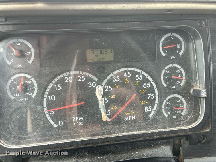 image for item DI8742 2007 Freightliner Columbia  semi truck