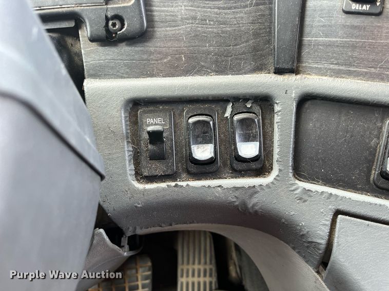 image for item DI8742 2007 Freightliner Columbia  semi truck