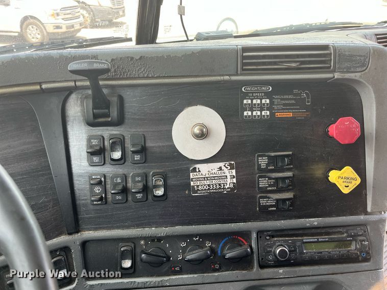 image for item DI8742 2007 Freightliner Columbia  semi truck