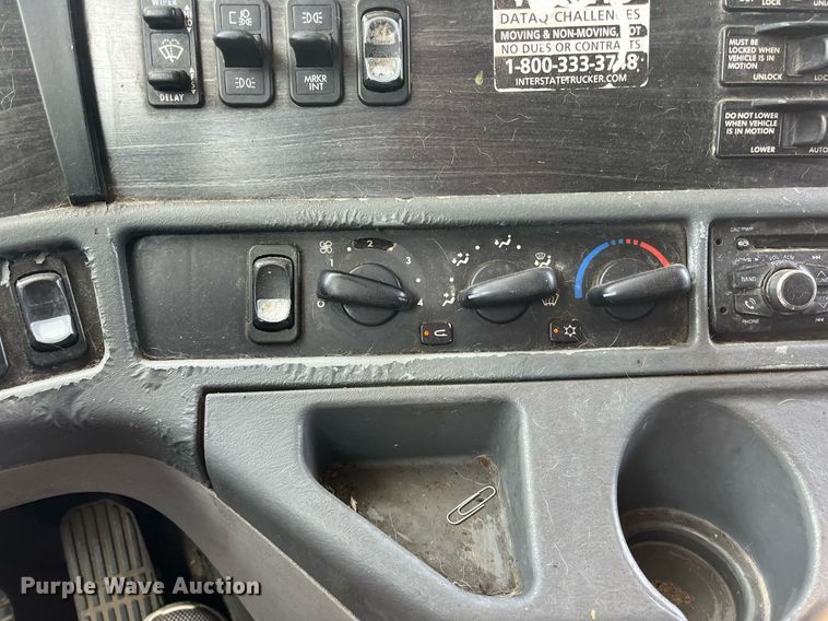 image for item DI8742 2007 Freightliner Columbia  semi truck