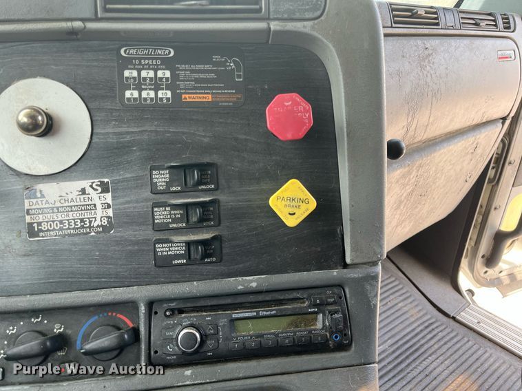 image for item DI8742 2007 Freightliner Columbia  semi truck