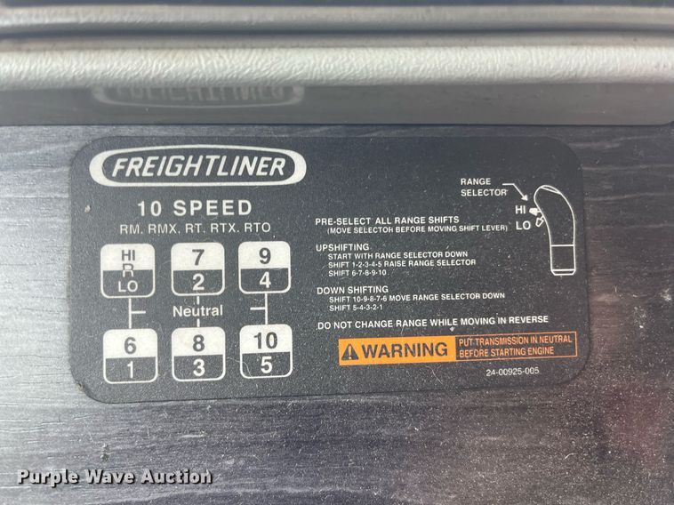 image for item DI8742 2007 Freightliner Columbia  semi truck