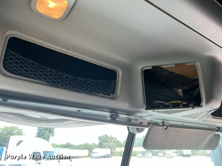 image for item DI8742 2007 Freightliner Columbia  semi truck