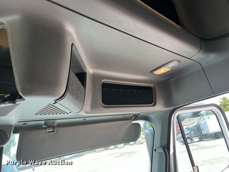 image for item DI8742 2007 Freightliner Columbia  semi truck