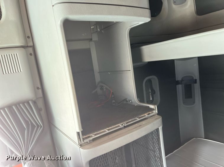 image for item DI8742 2007 Freightliner Columbia  semi truck