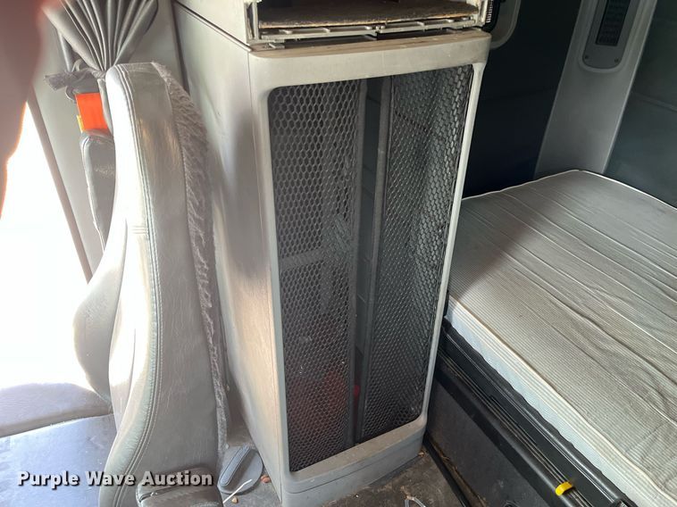 image for item DI8742 2007 Freightliner Columbia  semi truck