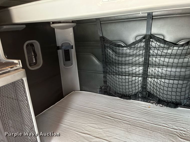 image for item DI8742 2007 Freightliner Columbia  semi truck