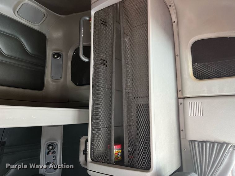 image for item DI8742 2007 Freightliner Columbia  semi truck