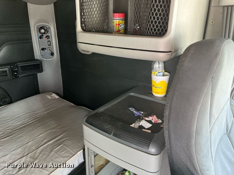 image for item DI8742 2007 Freightliner Columbia  semi truck