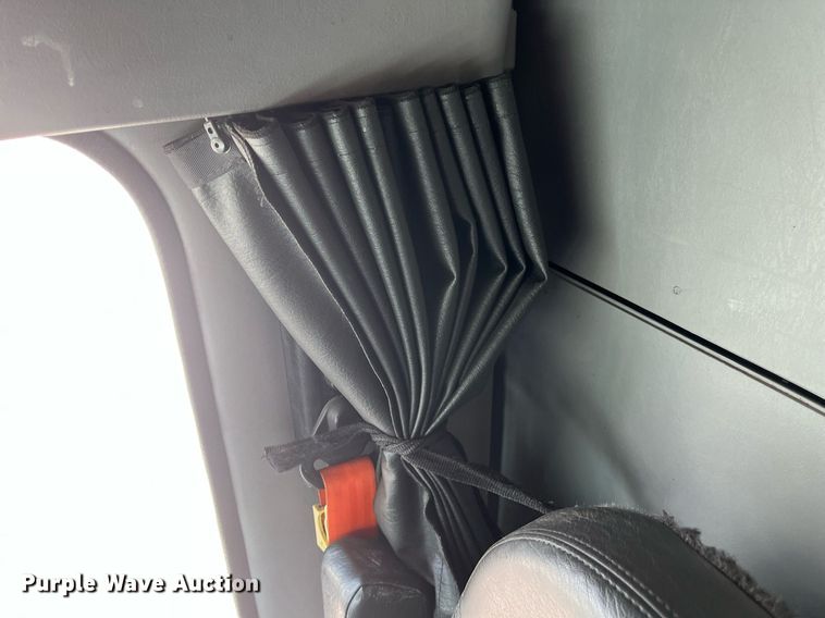 image for item DI8742 2007 Freightliner Columbia  semi truck