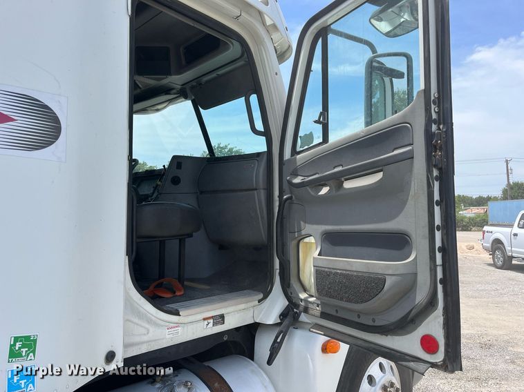 image for item DI8742 2007 Freightliner Columbia  semi truck