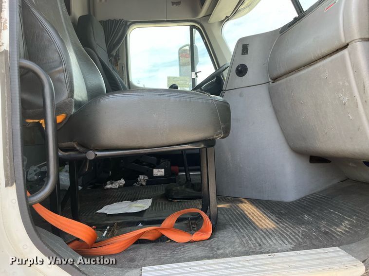 image for item DI8742 2007 Freightliner Columbia  semi truck