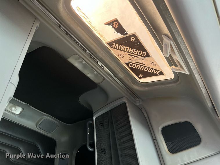 image for item DI8742 2007 Freightliner Columbia  semi truck