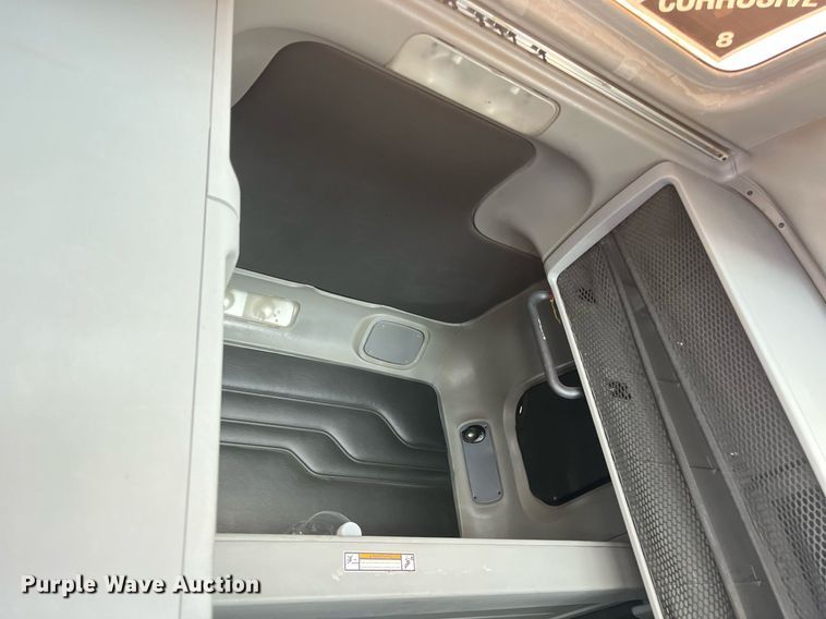 image for item DI8742 2007 Freightliner Columbia  semi truck