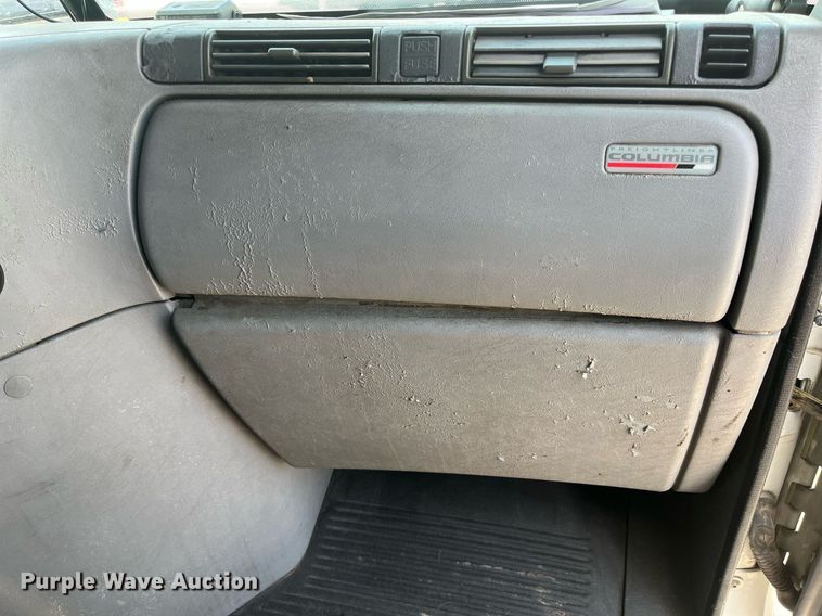 image for item DI8742 2007 Freightliner Columbia  semi truck