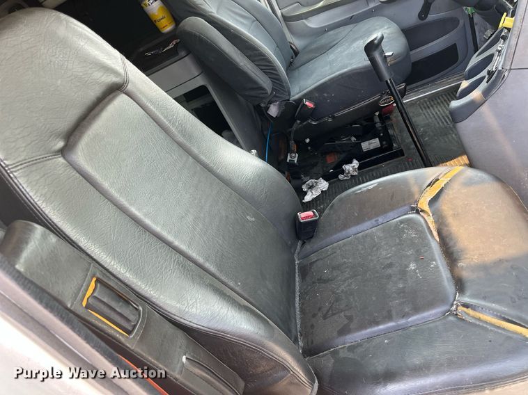 image for item DI8742 2007 Freightliner Columbia  semi truck