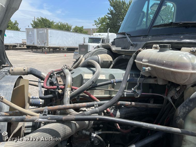 image for item DI8742 2007 Freightliner Columbia  semi truck