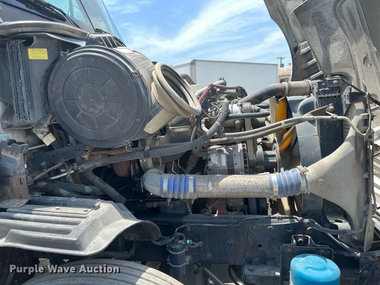 image for item DI8742 2007 Freightliner Columbia  semi truck