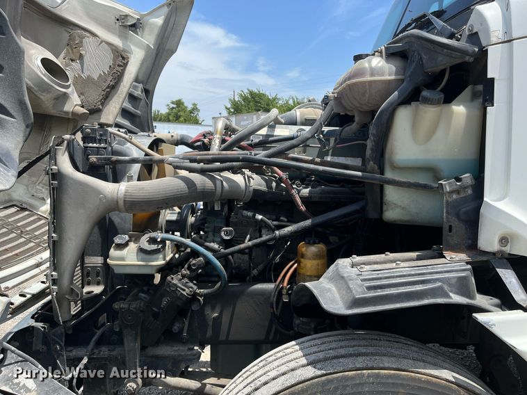 image for item DI8742 2007 Freightliner Columbia  semi truck